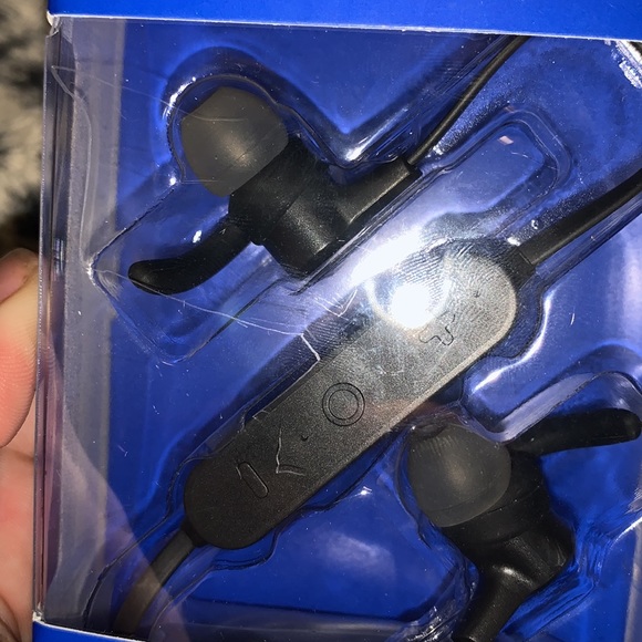 Wireless Headphones - Picture 4 of 6